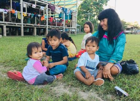 Shipibosprecherin mit Enkelkindern