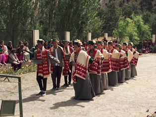 Darbietung eines traditionellen Tanzes in Gyabong